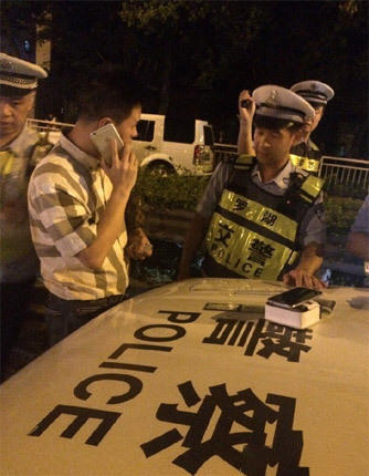  /></div><div><br /></div><div>昨天17點01分，一輛跩了很久的外地車，因為司機沒系安全帶倒了大霉。這哥們極有可能把這輛面包車給搭進去了。</div><div><br /></div><div><br /></div><div><img src=/up_files/month_1607/20160708100205309.jpg alt=