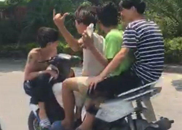  /></p><p><br /></p><p>有網(wǎng)友報料稱，自己昨日在中堂鎮(zhèn)一道路上看到這一幕——4個小伙子擠在一輛行駛中摩托車上，其中一個小伙還反身趴在了車頭上。看到有人在拍視頻，他們還得意地做起了手勢。此景象猶如耍“雜技”，讓人不禁捏一把冷汗，但要是一不小心發(fā)生了事故，后悔就太遲了。</p><p>一名小伙子反坐在車頭上。</p><p>如此騎車，看著讓人捏把冷汗。</p></div>
		<div   id=